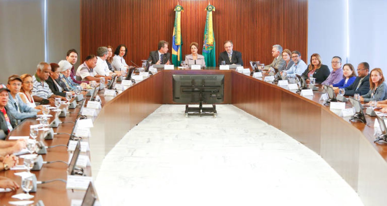 Extinção de conselhos reforça ideia de Estado autoritário e não público